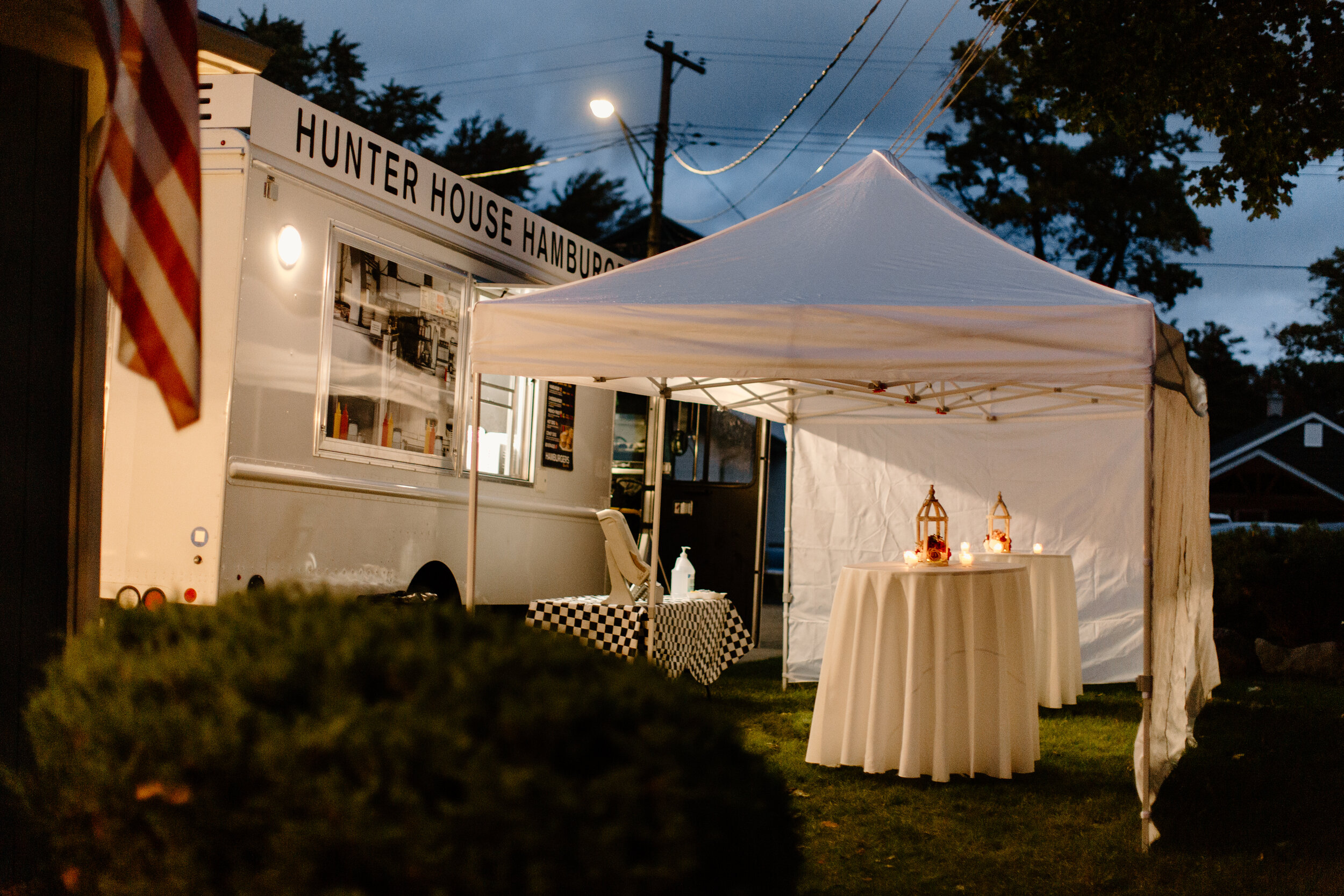 Birmingham, Michigan’s Hunter House Hamburgers food truck at a backyard wedding reception in Clarkston, Michigan.